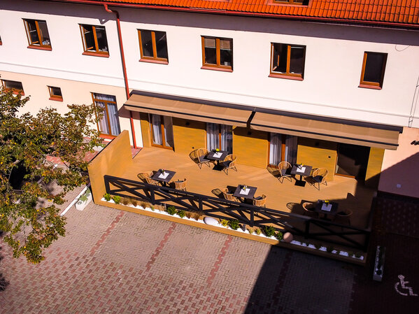Vonkajšia terasa Hotela Nový Kaštieľ v Topoľčanoch.